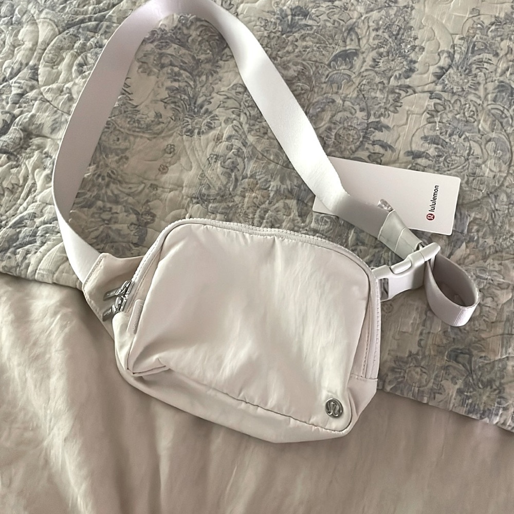 I am selling a athletic belt bag from lululemon it is a cream color